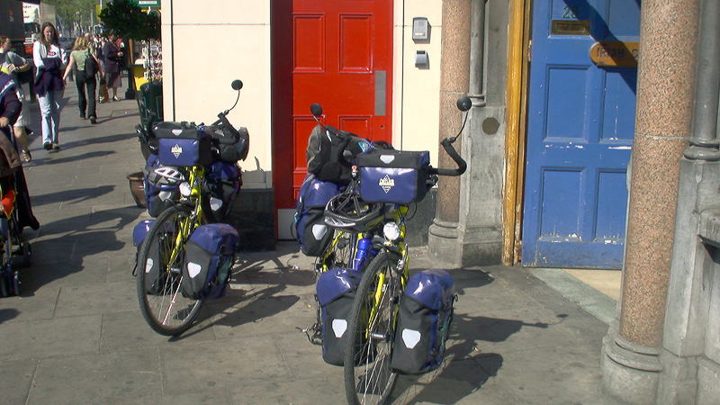 Unsere Weltreise-Räder vor der Jugendherberge in Dublin.