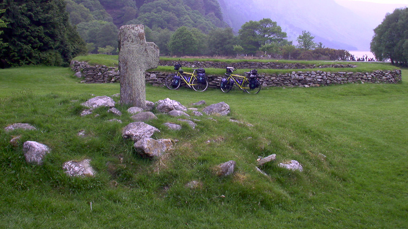 Unsere Fahrräder an einem Steinkreis in den Wicklow Mountains