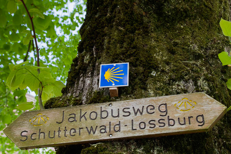 Muscheln und Schrift als Jakobswegzeichen in Deutschland