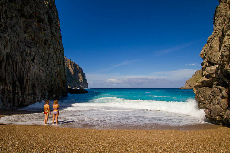 Zwei Frauen am Strand von Sa Calobra Mallorca