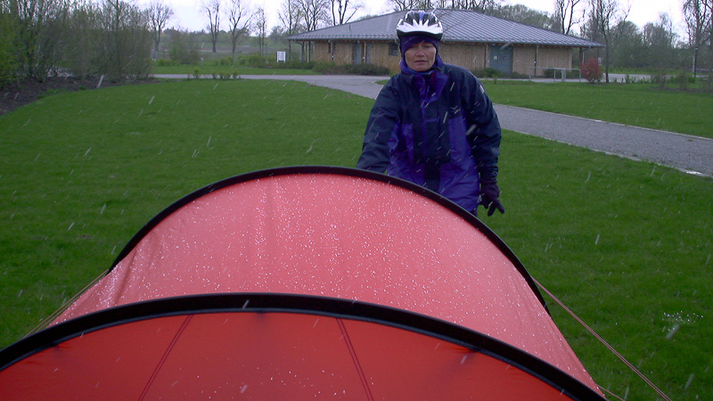 Carol macht das Zelt zu, um das eindringen weiterer Wassermassen zu verhindern.