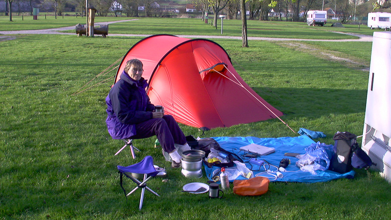 Vor dem Zelt sitzende Carol Streeter in Dollnstein, trägt sie alles, was sie auf der Weltreise mit hat