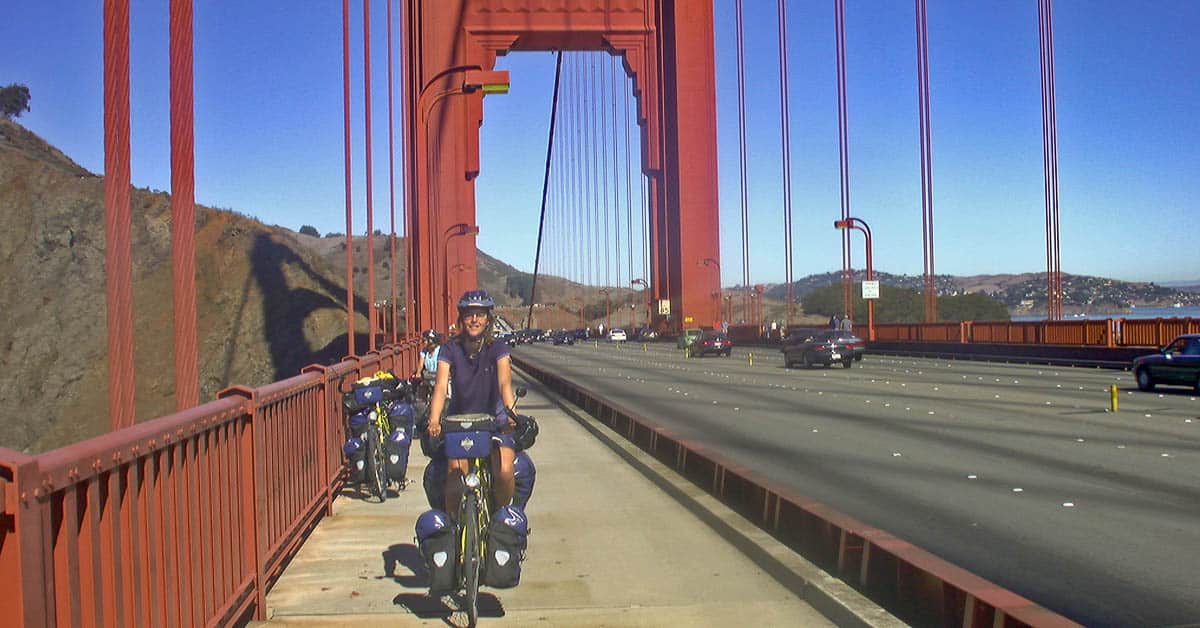 Die fast drei Kilometer lange Golden Gate Bridge, eine Hängebrücke, zeigt sich in der Bucht von San Francisco mal ohne Nebel