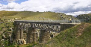 Eine der längsten Eisenbahnbrücken auf der Trasse, Otago Central Rail Trail, Südinsel Neuseeland