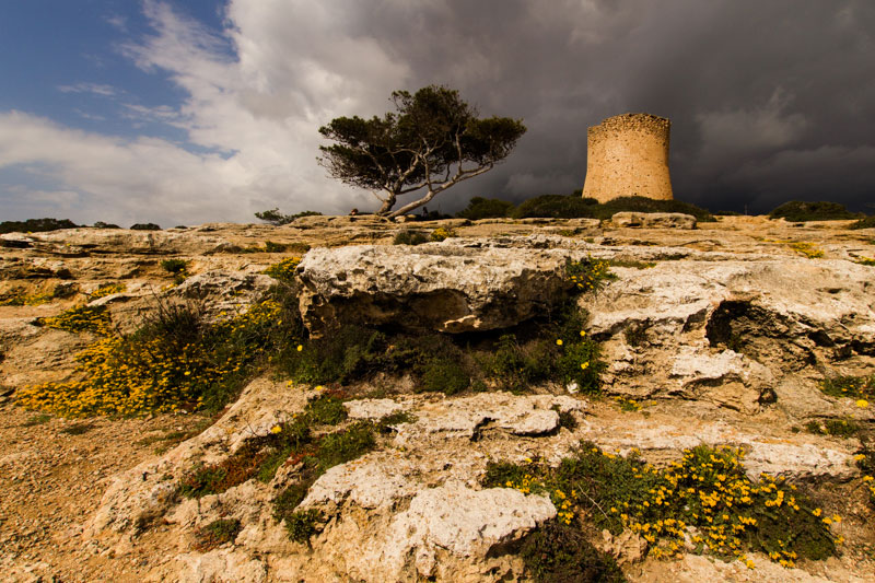 Ein Wachturm bei Cala Pi auf Mallorca