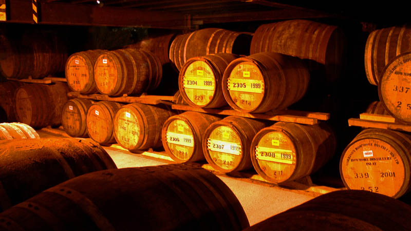 Die Führung durch die Destillerie von Bowmore führt uns auch in den Keller zu den Whisky-Fässern.