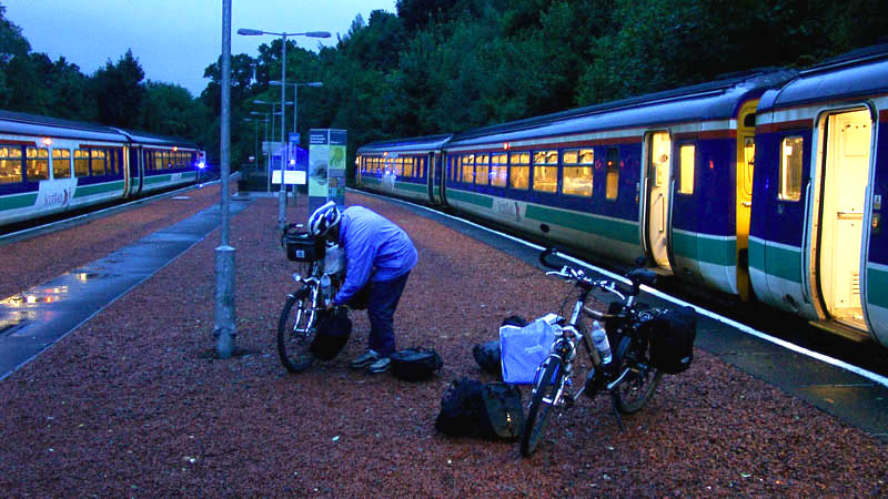 Züge und zwei Räder mit zehn Packtaschen