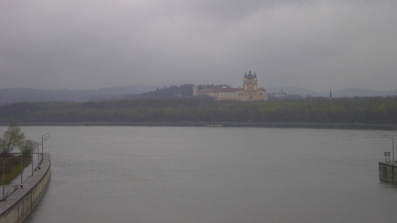Donau-Radweg kurz vor Wien mit dem Benediktinerkloster Stift Melk