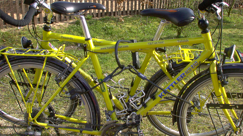 Unsere Weltreise-Räder von Kettler, ohne Dämpfung, schön gelb, damit wir sie immer wieder finden