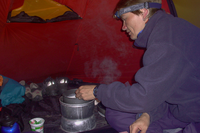 Abendessen im geschützten Zelt, unser Hilleberg Nammatj 3 hat glücklicherweise ein Vorzelt, wo wir bequem den Kocher platzieren können