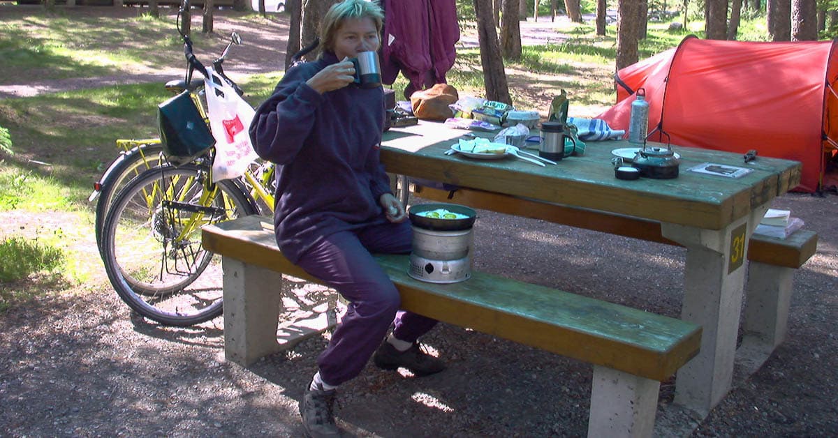 Carol Streeter beim Frühstück auf dem Campingplatz mit Trangia Kocher