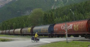 Vorfahrt für welche, die stärker und grösser sind als wir - lange Containerzüge in den Rocky Mountains in Kanada