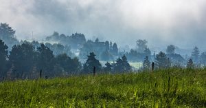 Langsam hebt sich der Nebel in den Inselbeskiden und lässt die Landschaft dahinter erahnen