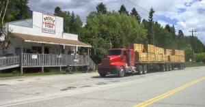 General store mit Holz LKW davor in den Rocky Mountains in Kanada