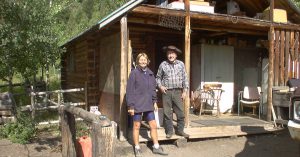 Carol und Bert vor einer Holzhütte in den Rocky Mountains