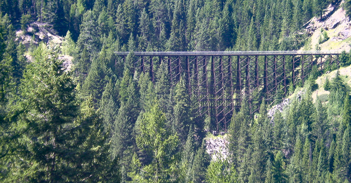 Diese spektakuläre Brücke ist vor einigen Jahren abgebrannt, wurde aber wieder restauriert