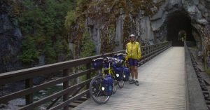 Carol steht auf einer der typischen Holzbrücken, die aus dem Tunnel gleich weiter geht