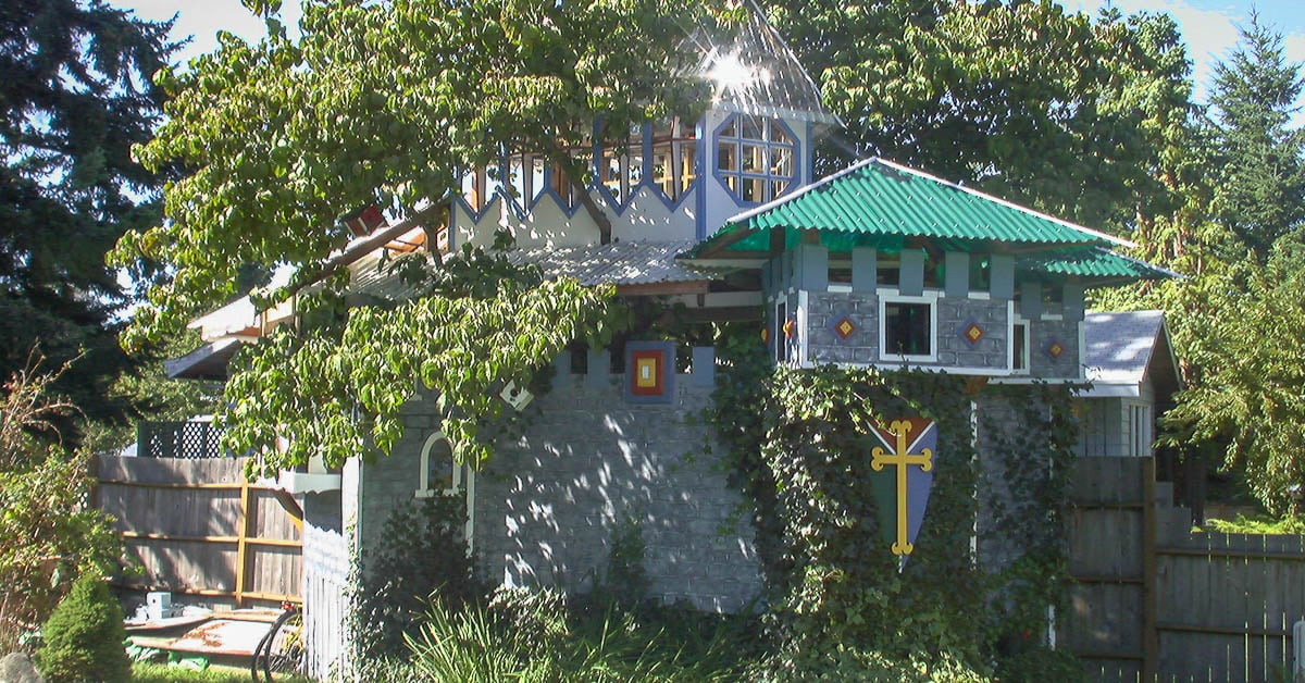 Bei Tom und Ruth sind wir in ihrem Baumhaus untergebracht, das Tom für seine Söhne im Stile von Schloss Neuschwanstein gebaut hat
