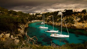 Mallorca: Cala Pi bei Gewitterstimmung und ankernde Boote 
