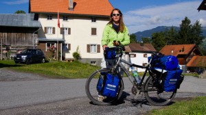 Beate Steger mit Rad und ca. 30kg Gepäck 