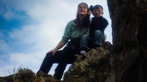 Beate Steger filmt mit Roslan in den Bergen von Nurato 