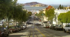 Blick über eine Straße von San Francisco bis zur berühmt berüchtigten Insel Alcatraz