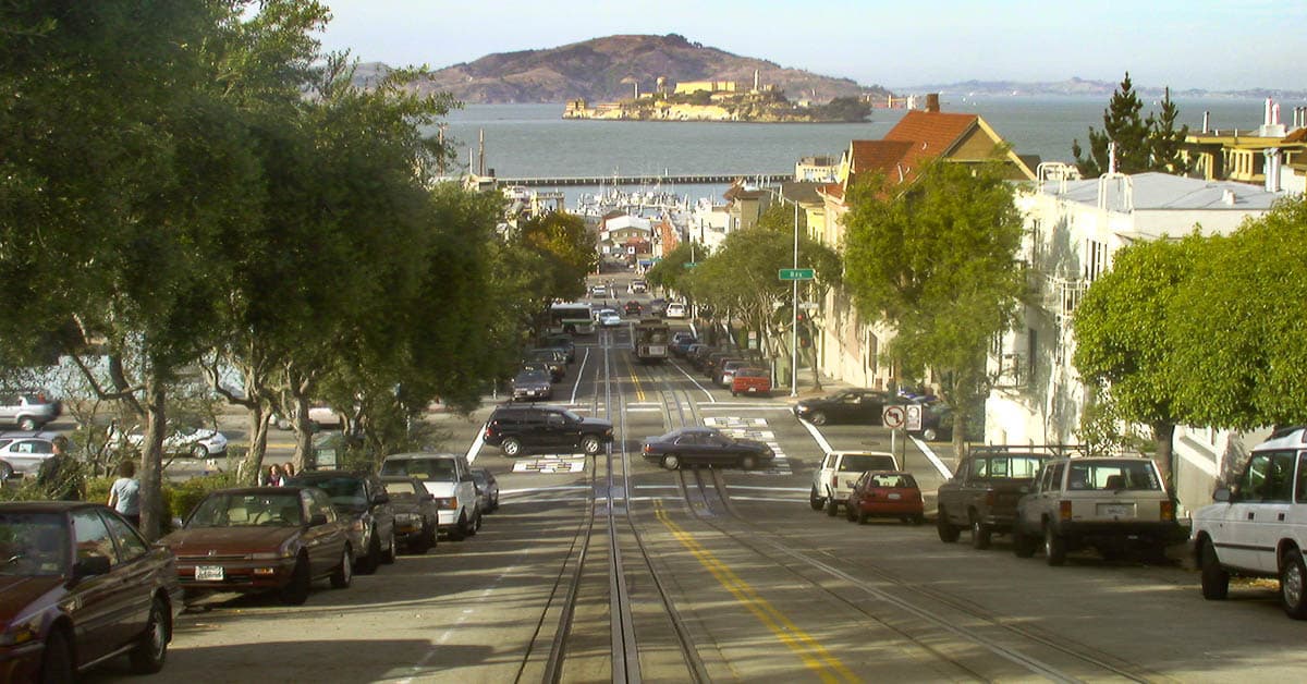 Blick über eine Straße von San Francisco bis zur berühmt berüchtigten Insel Alcatraz