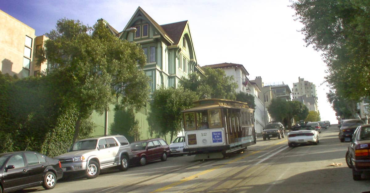 Cable Car, das Verkehrsmittel in San Francisco. Man beachte die vorgeschriebene Parkweise der Autos hier, Räder zum Randstein gedreht, damit im Falle von Bremsversagen kein größeres Unglück geschieht