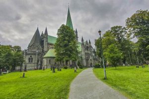 Das Ende des Olavswegs ist am Nidarosdomen in Trondheim, Norwegen, erreicht