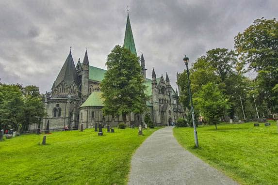 Das Ende des Olavswegs ist am Nidarosdomen in Trondheim, Norwegen, erreicht