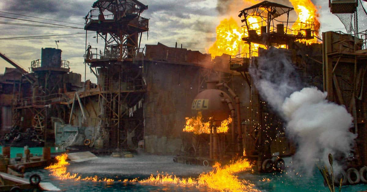 Die Filmkulisse "Waterworld" wird jetzt für ein großes Zuschauerspektakel benutzt, Los Angeles USA