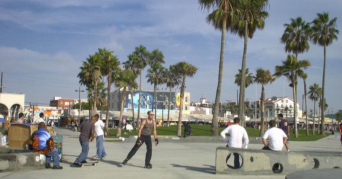 An Venice Beach trifft man sich auch zum Inlinern und Skateboarden