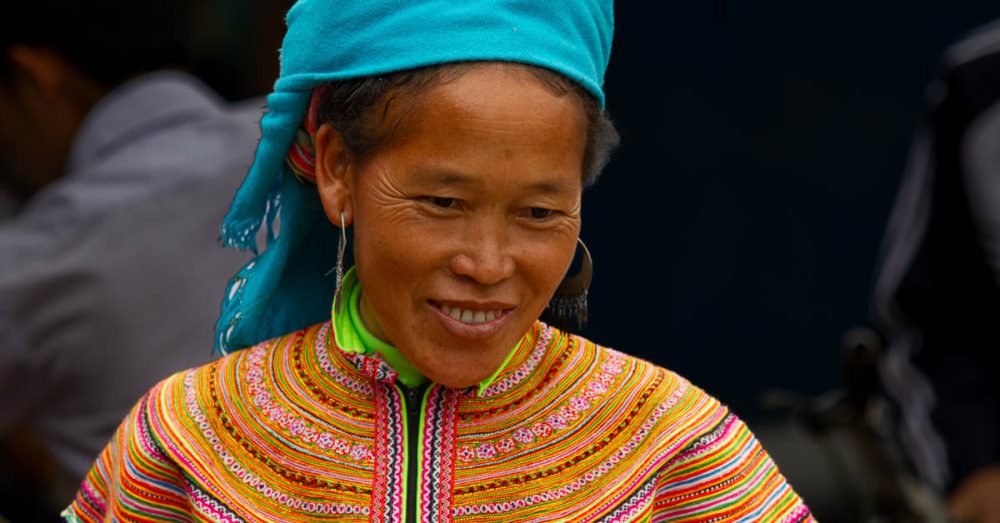 Eine Frau der Flower Hmong auf dem Bac Ha Market im Norden Vietnams