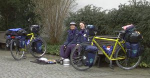 Beate Steger und Carol Streeter machen Pause auf dem Altmühlradweg zwischen Gunzenhausen und Dollnstein