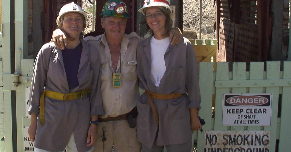Carol und Beate bei der Minenbesichtigung mit Ron, der 40 Jahre in der Mine gearbeitet hat, Broken Hill Australien