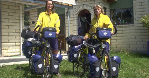 Beate Steger und Carol Streeter beide in gelben Radklamotten mit ihren Rädern in Neuseeland