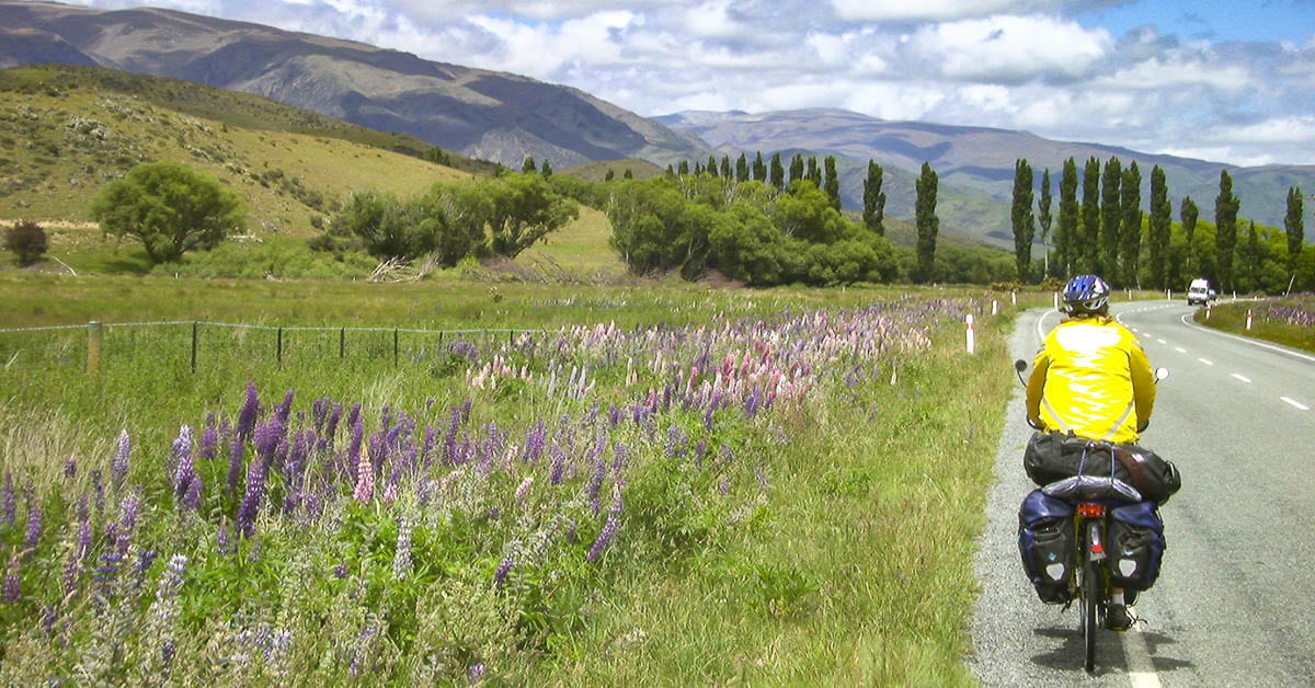 Radeln in Neuseeland, auf der linken Seite, die Strassen fast leer und die Landschaft wundervoll