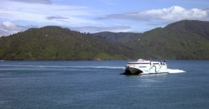 Fähre "Lynx" durchfährt Marlborough Sounds, von unserer Fähre "Interislander" aus gesehen, Neuseeland