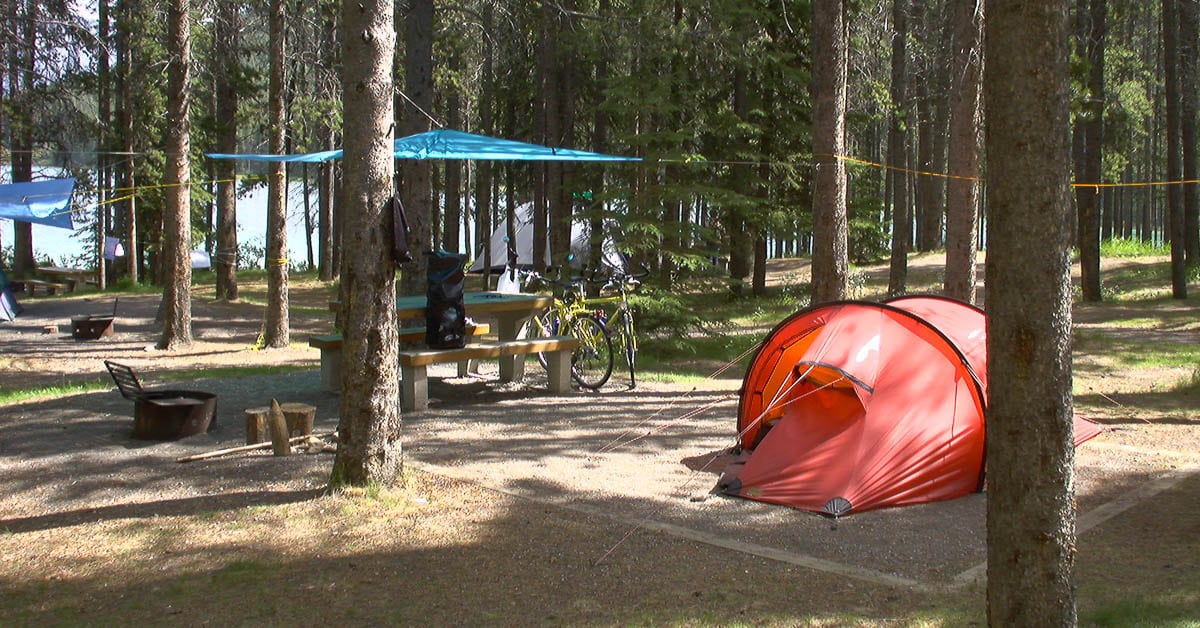 Wunderbare Zeltplätze in den Rocky Mountains mit viel Platz, Tisch und Bänken und unserem eigenen Tarp gegen Regen
